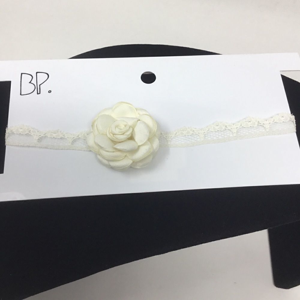 BP. Scalloped Lace Flower Choker (E2)